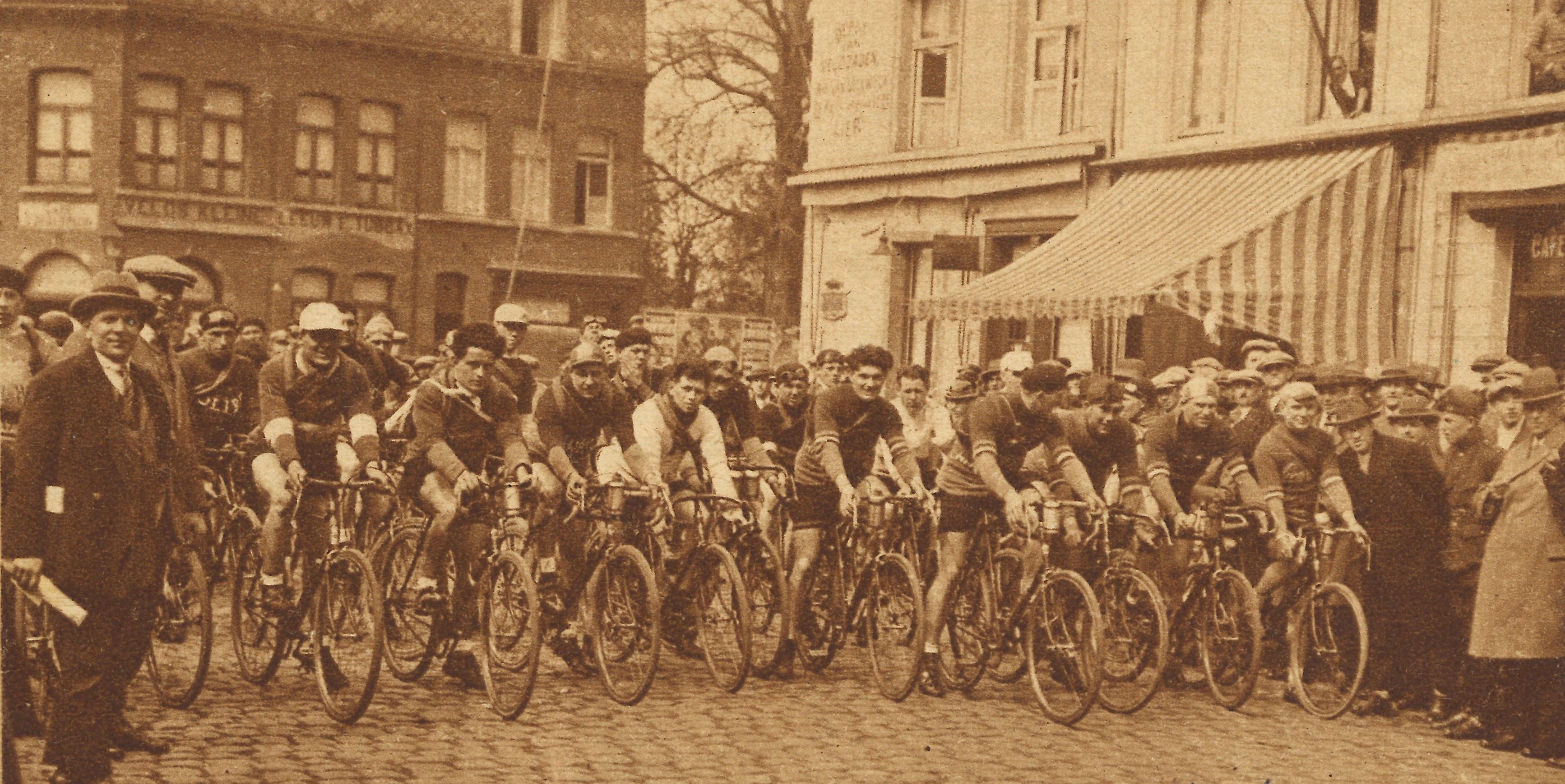 Het peloton staat klaar voor de start van de wedstrijd Antwerpen-Namen-Antwerpen op het Cogelsplein in 1929. Het peloton staat klaar voor de start van de wedstrijd Antwerpen-Namen-Antwerpen op het Cogelsplein in 1929.